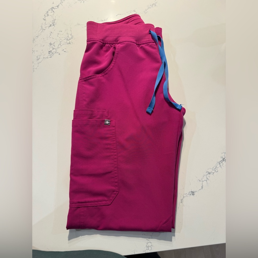 Figs Women’s Raspberry Sorbet Scrub Set-XS/tall Kade Cargo Pants; XXS Casma top - Picture 12 of 13